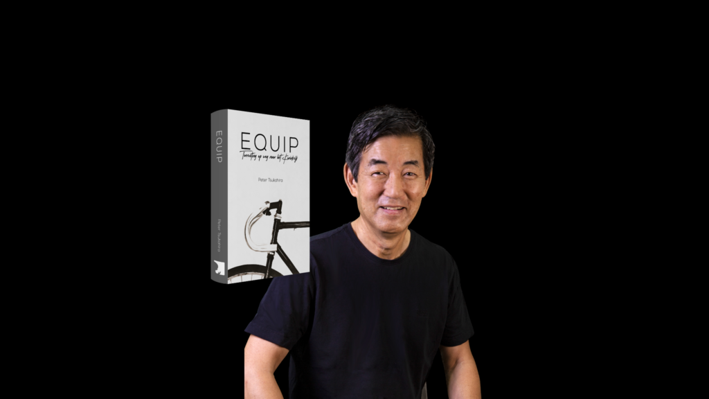 Foto Peter Tsukahira met omslag boek Equip