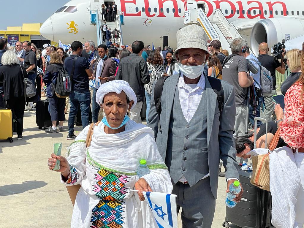 Bejaard Joods Ethiopisch echtpaar arriveert in Israël