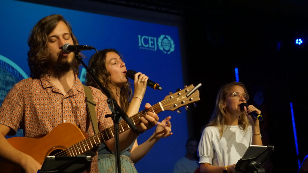 Peeber & Maaike zingen tijdens het ICEJ Israëlweekend in Zelhem.