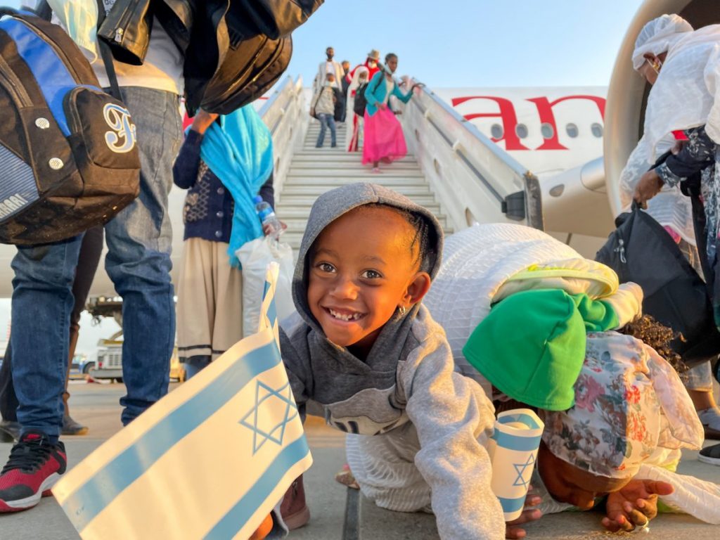 Ethiopisch kind komt thuis in Israël