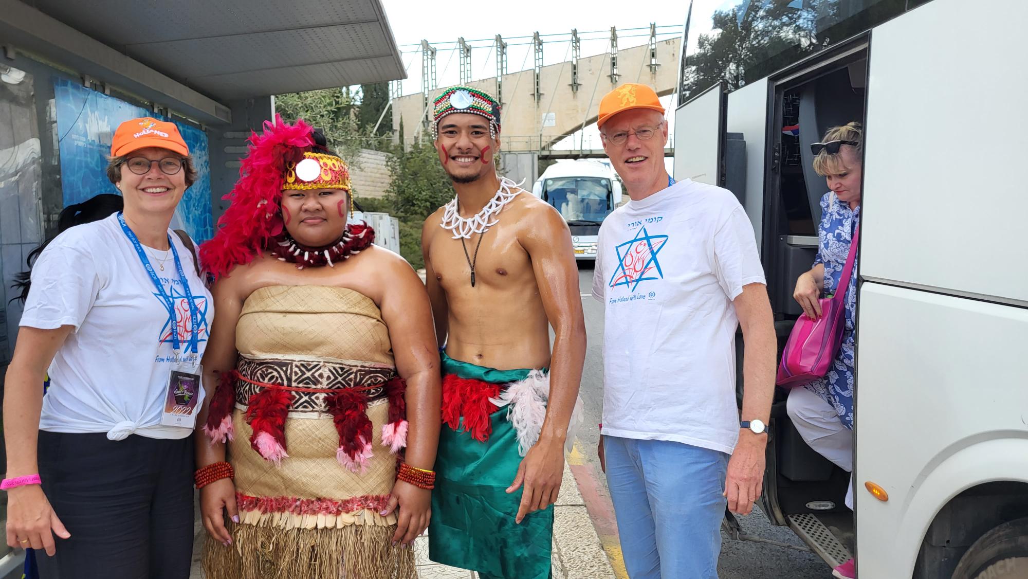 Jacob en Hennie Keegstra met een man en een vrouw in klederdracht uit Samoa tijdens de Jeruzalem-mars 2022