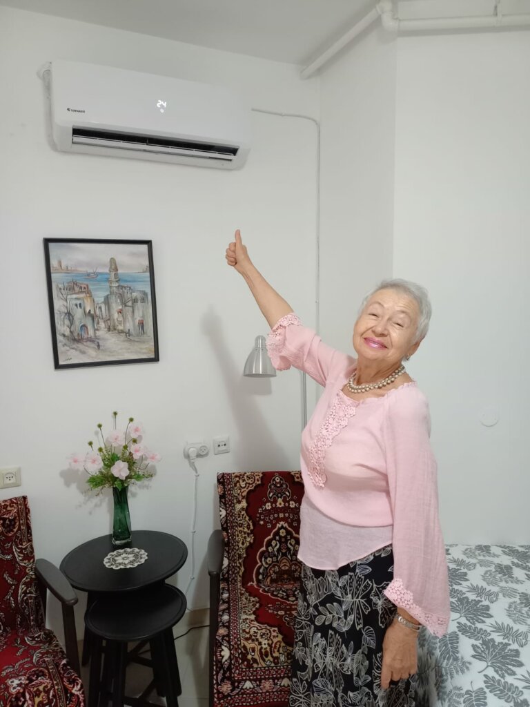 Ruchyla is so happy with her new aircon, she is giving a thumbs up! 