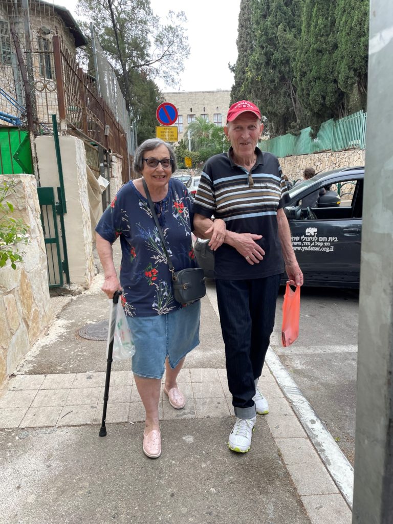 Lena en Arnold wandelen samen in Israël